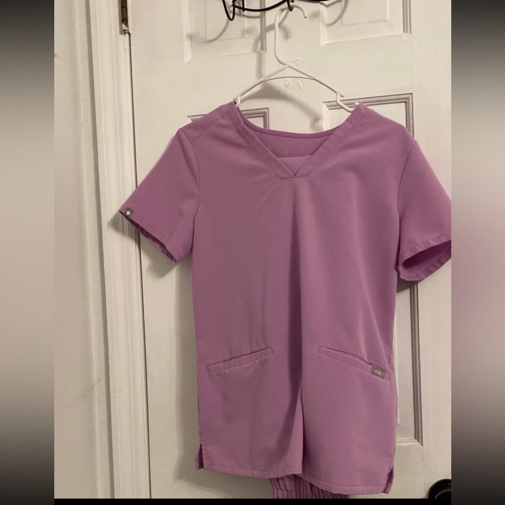 Figs scrub top